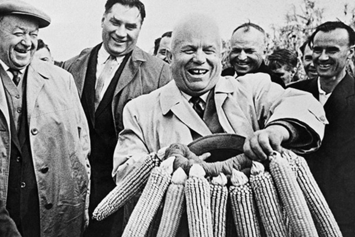 Н. Хрущеву вручают венок из кукурузы в одном из колхозов Украины