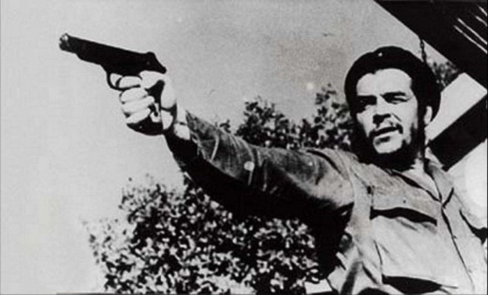 Эрнесто Че Гевара с автоматическим пистолетом Стечкина на стрельбище