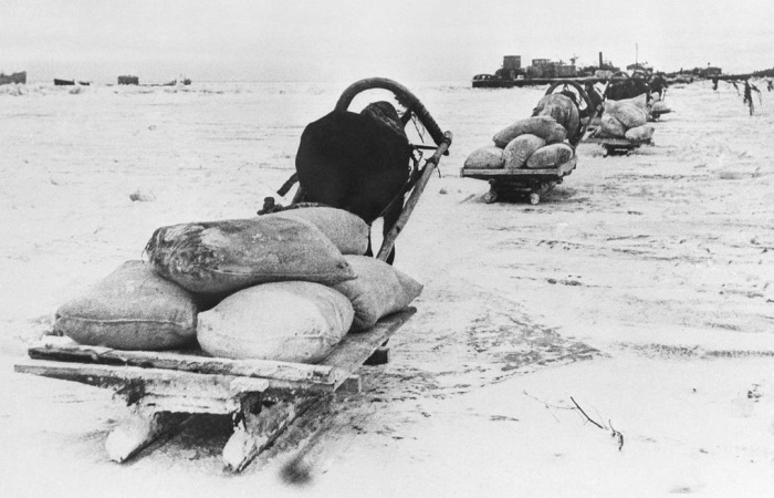 На таких санях 21 ноября 1941 года по «Дороге жизни» в осажденный Ленинград доставили первый груз муки с Большой земли