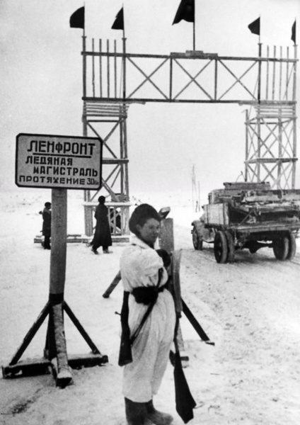 Регулировщица на въезде на ледяную «Дорогу жизни» у деревни Коккорево со стороны осажденного Ленинграда, 1942 год
