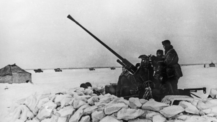 Расчет советской 37-мм автоматической зенитной пушки образца 1939 года (61-К) на Ладожском озере прикрывает «Дорогу жизни»