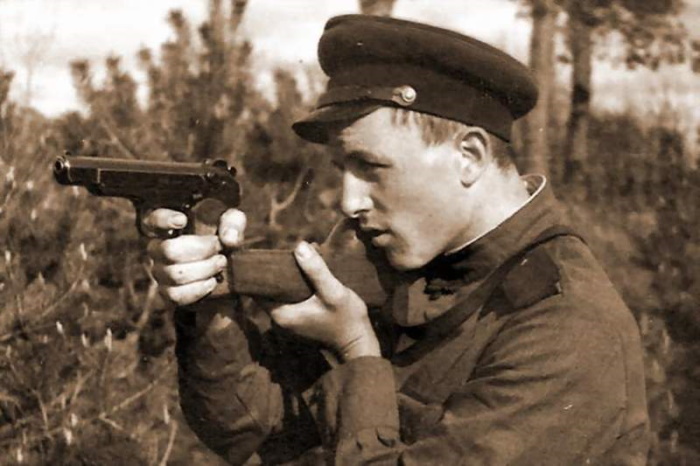 Демонстрация приемов стрельбы из АПС с примкнутой кобурой-прикладом во время армейских испытаний, начало 1950-х