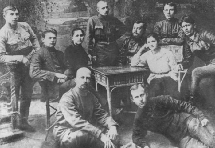 Василий Блюхер (стоит в центре) среди товарищей по командованию Сводным отрядом Южноуральских партизан, Троицк, 1918 год