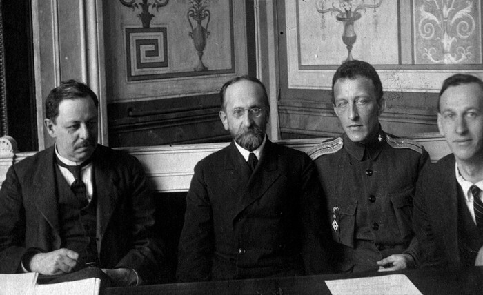 Александр Блок (второй справа) в составе Чрезвычайной следственной комиссии Временного правительства. 1917