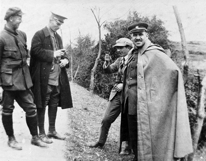 «Генерал Уральский» — Василий Блюхер (крайний справа), военный советник армии Гоминдана на участке железной дороги Гуанчжоу-Коулун перед наступлением на Даньшуй, 19 февраля 1925 года