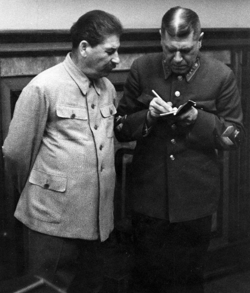 И.В. Сталин разговаривает с Б.М. Шапошниковым во время подписания Пакта о ненападении