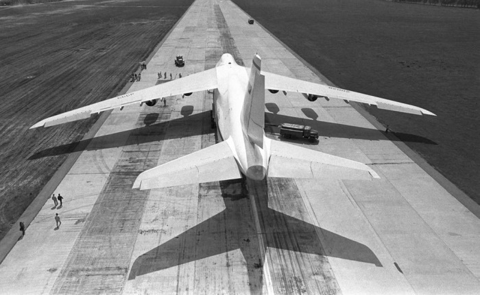 Транспортный самолет Ан-124 «Руслан» на взлетно-посадочной полосе, весна 1985 года