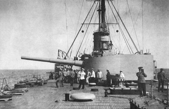 Слушатели Общества ревнителей военных знаний на юте броненосного крейсера «Рюрик» наблюдают за ходом маневров эскадры Балтийского флота, 19 июля 1911 года.