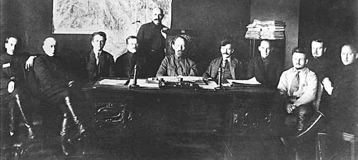 Заседание коллегии ВЧК в 1922 году. В центре — Феликс Дзержинский, справа от него — Вячеслав Менжинский