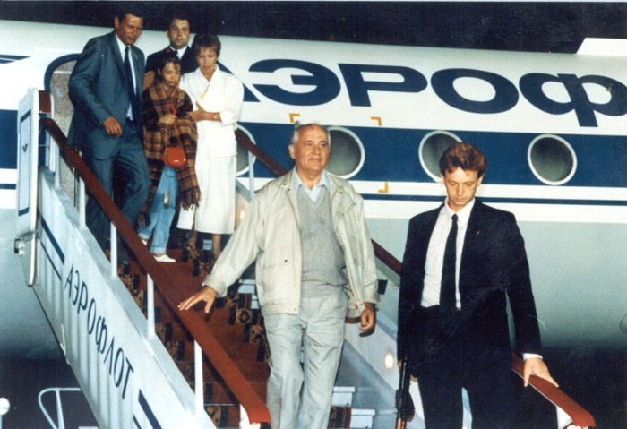 Михаил Горбачев с семьей в сопровождении охраны по прилету в Москву из Крыма после провала путча ГКЧП 22 августа 1991 года.