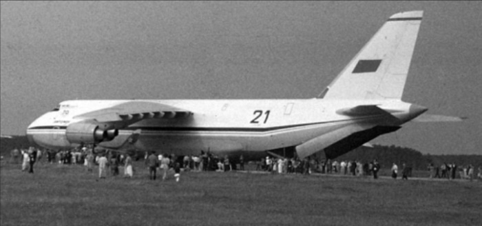Самолет с бортовым номером 21 (серийный №05-07) на подмосковном аэродроме Чкаловский, где он до середины 1991 года проходил контрольно-серийные испытания в филиале НИИ ВВС