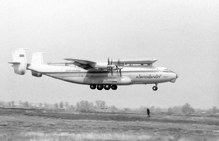 Самолет Ан-22 «Антей» транспортирует 70-метровое крыло Ан-124 «Руслан» к месту сборки, 1987 год