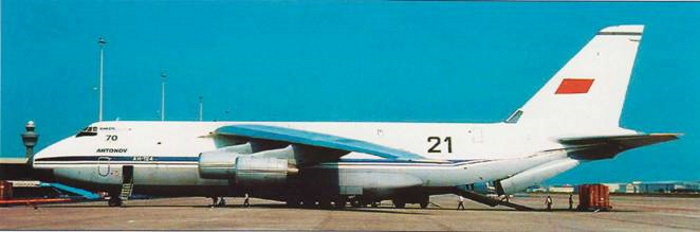 Ан-124 «Руслан» (серийный №05-07) ВВС России, на котором в 1990 году был выполнен кругосветный перелет, в аэропорту Мельбурна