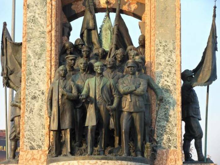 Памятник республике в Стамбуле. Позади Ататюрка стоят Климент Ефремович Ворошилов и Михаил Васильевич Фрунзе