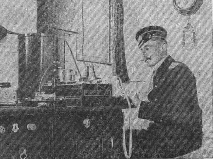 Радист в радиорубке корабля русского императорского флота, 1904-1905 годы