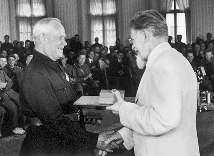 Председатель Президиума ВС СССР Михаил Калинин (справа) вручает орден Ленина и медаль «Серп и Молот» Герою Социалистического Труда Василию Дегтяреву, 1940 год