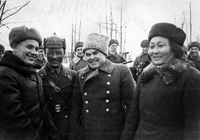 Руководитель тыла Брянского фронта Н.А. Антипенко с делегатами из Монголии
