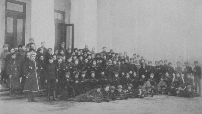Отряд Красной гвардии, участвовавший в роспуске Учредительного собрания, у главного входа в Таврический дворец, январь 1918 года