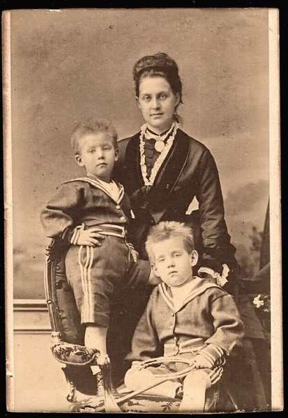 Ольга Константиновна с сыновьями Константином и Георгием. 1874 год