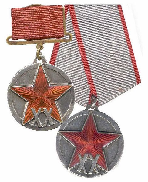 Юбилейная медаль «ХХ лет РККА» с первоначальным (слева) и поздним (справа) вариантами колодки