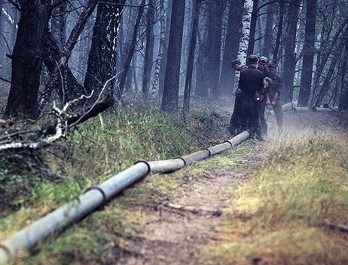Военнослужащие отдельного трубопроводного батальона ведут ручной монтаж полевого магистрального трубопровода для подачи воды к очагам лесных пожаров, Рязанская область, 2010 год