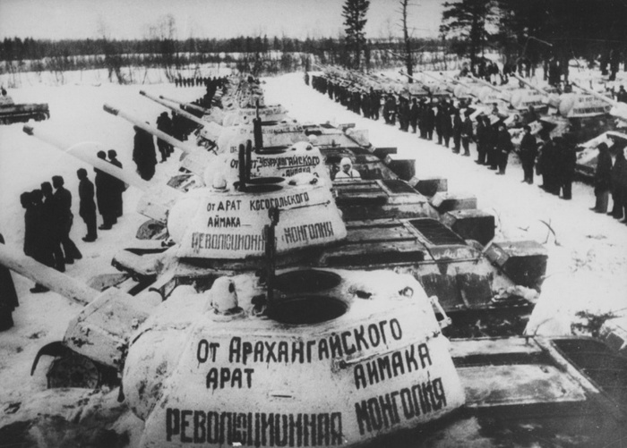 Торжественная передача танковой колонны «Революционная Монголия» войнам 112-й краснознаменной танковой бригады