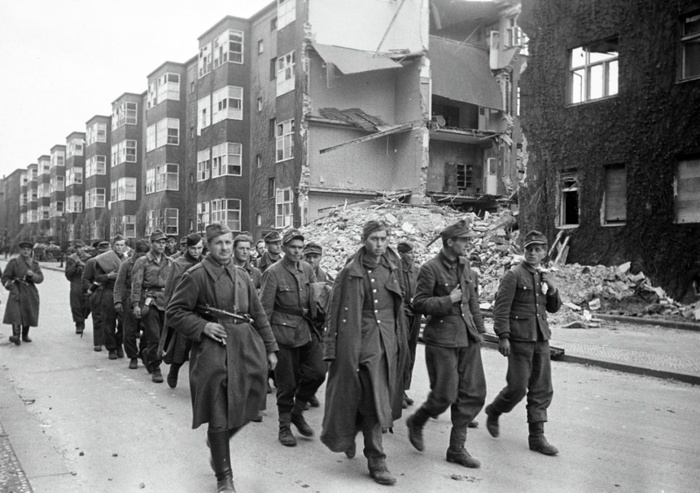 Красноармейцы конвоируют колонну немецких пленных на окраине Берлина