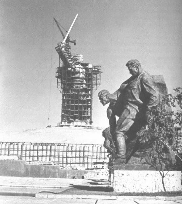 Во время строительства статуи Родины-матери — центрального элемента волгоградского памятника-ансамбля, середина 1960-х годов