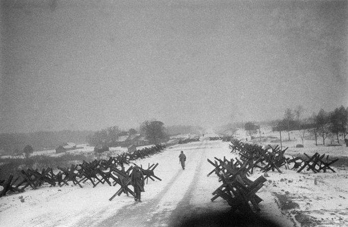 Советские солдаты на дороге у противотанковых «ежей» на Можайском направлении