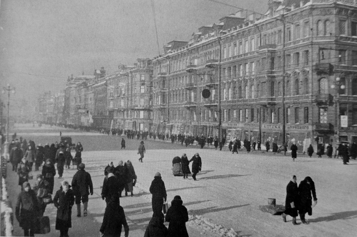 Прохожие на проспекте 25-го Октября (ныне Невский проспект) в блокадном Ленинграде