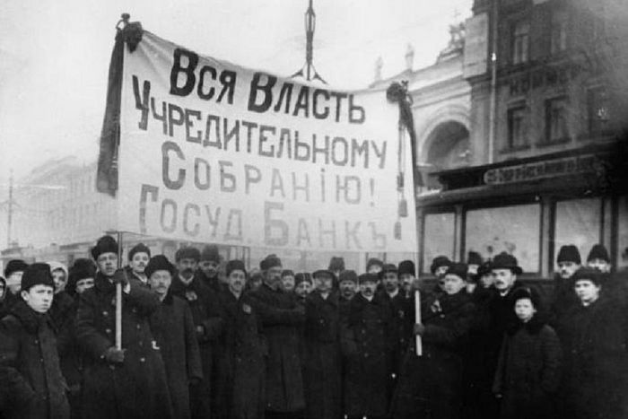 Работники Государственного банка России на манифестации в поддержку Учредительного собрания, 1917 год