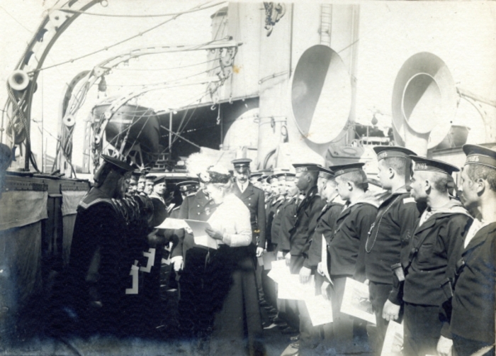 Ольга Константиновна посещает базу Балтийского флота. 1910-е гг.