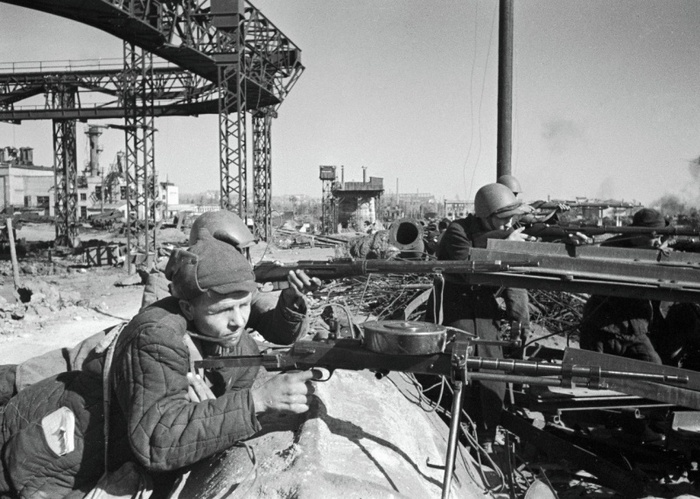 Рабочие Сталинградского тракторного на защите своего завода