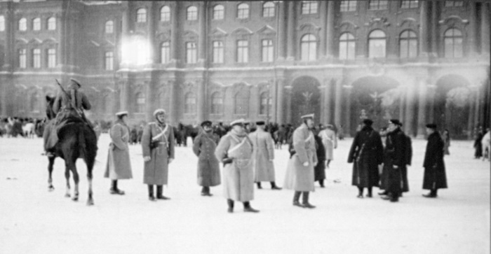 Войска на Дворцовой площади незадолго до появления здесь первых манифестантов, 22 (9) января 1905 года