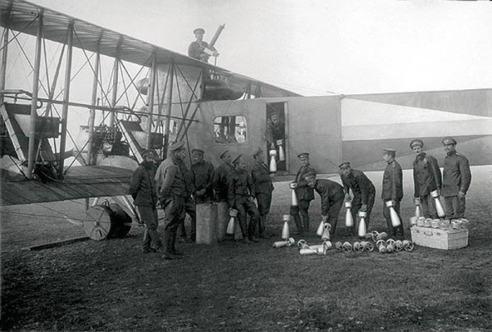 Погрузка бомб на борт самолета «Илья Муромец», 1915 год