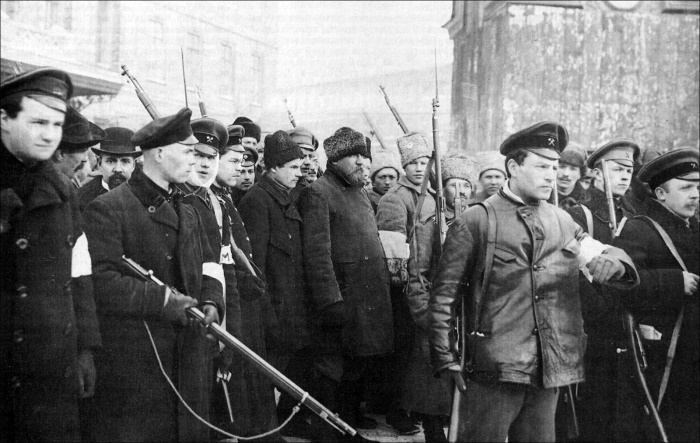 Первые месяцы правительство большевиков делало ставку на народную милицию как на основную вооруженную силу, способную защитить новую власть