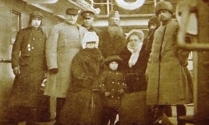 Степан Макаров (стоит третий справа) на борту ледокола «Ермак» во время первой русской ледокольной арктической экспедиции, 1901 год