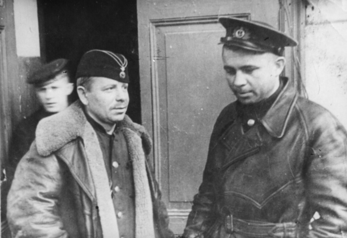 Командир подводной лодки М-96 капитан-лейтенант Александр Маринеско (справа) и командир подводной лодки М-102 капитан-лейтенант Петр Гладилин (справа), 1941 год