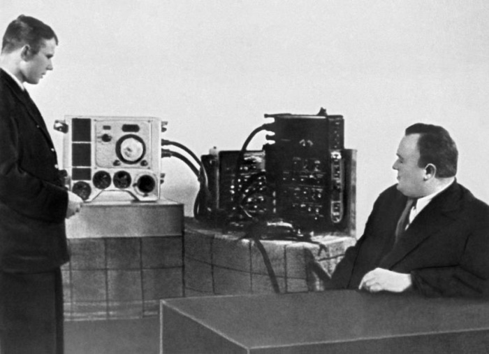 Сергей Королев принимает у Юрия Гагарина экзамен на знание материальной части, 17 января 1961 года