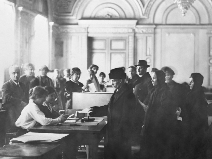 На избирательном участке во время выборов в Учредительное собрание, ноябрь 1917 года