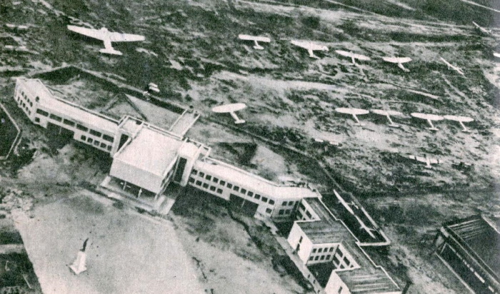 Вид сверху на здание аэровокзала Центрального аэропорта и летное поле аэродрома в 1930-х годах
