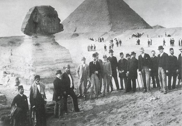 В Египте у пирамид