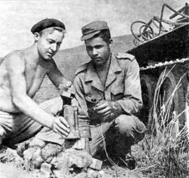 Советский сапер ефрейтор Николай Пяскорский демонстрирует своему алжирскому коллеге одну из французских выпрыгивающих мин. В 1964 году ефрейтор Пяскорский будет смертельно ранен во время разминирования