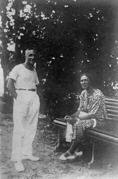 Дмитрий Карбышев с женой Лидией, середина 1930-х годов. Фотография из семейного архива
