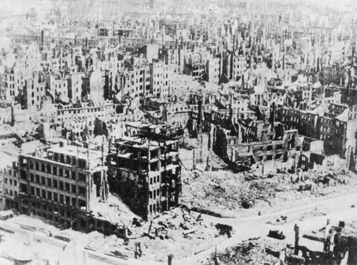 Вид с воздуха на руины Дрездена, разрушенного англо-американскими бомбардировками