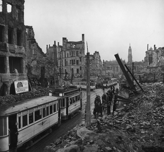 Горожане на трамвайной остановке на улице разрушенного Дрездена