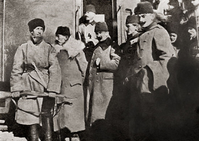 Пленные турецкие офицеры после взятия крепости Эрзерум, февраль 1916 года