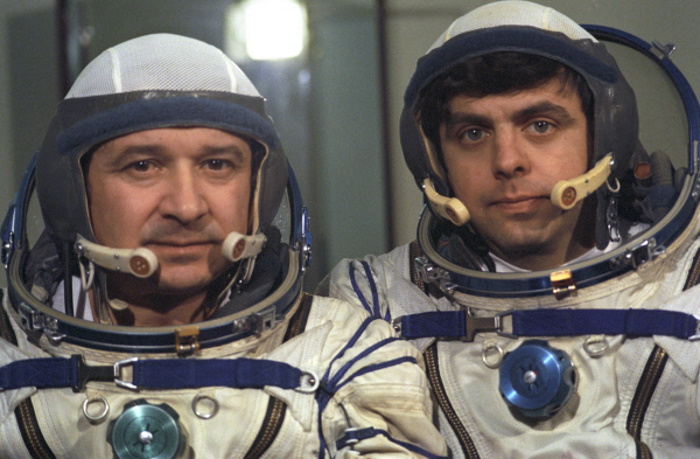 Первый экипаж станции «Мир» и последний экипаж станции «Салют-7»: космонавты Леонид Кизим (слева) и Владимир Соловьев