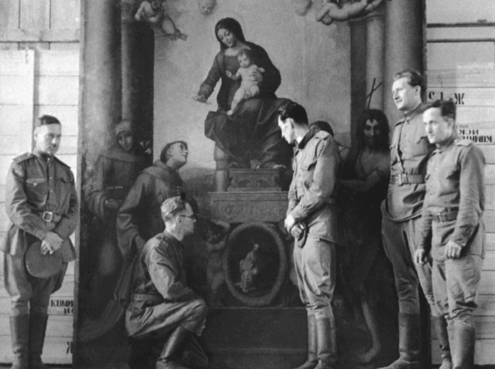 Советские искусствоведы у картины «Мадонна со Святым Франциском» в Дрезденском дворце Пильниц