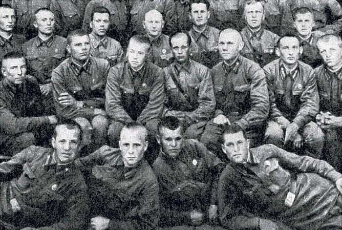 В. Порик (во втором ряду третий справа) среди выпускников Харьковского пехотного училища